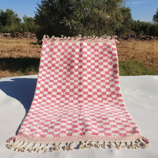 Dama | Pink Checkered Beni Ourain 5x8 Moroccan Rug | 5'58x8'43 Ft | 170x257 cm - OunizZ