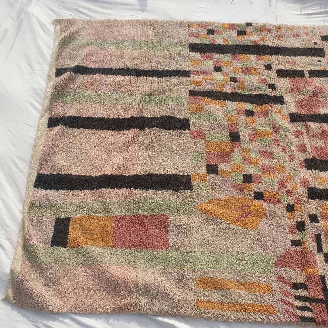 Hmana - Handmade Boujad Rug 9x13 ft – Pastel Pink Beige Black Abstract Geometric Moroccan Wool Carpet | 9'6"x13'9" Ft | 290x421 cm - OunizZ