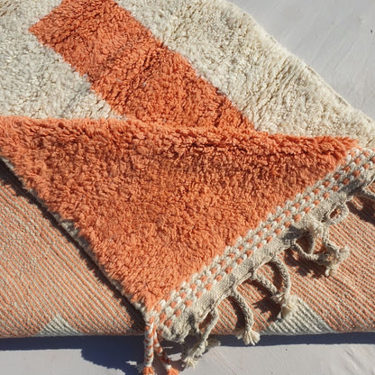 Taymla | Orange & White Soft Beni Ourain 5x8 Moroccan Rug | 5'08x8'60 Ft | 155x262 cm - OunizZ