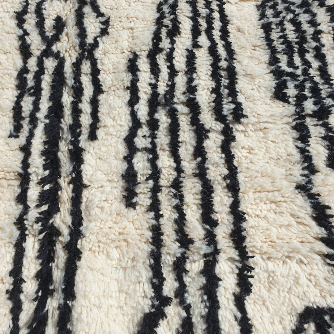 Tilia - Classic Black & White Moroccan Rug Azilal | Authentic Berber Design | 4'89x8'33 ft | 149x254 cm - OunizZ