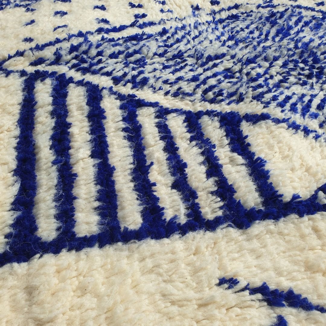 Znata - White & Blue Moroccan Rug Azilal | Authentic Berber Design | 4'76x8'43 ft | 145x257 cm - OunizZ