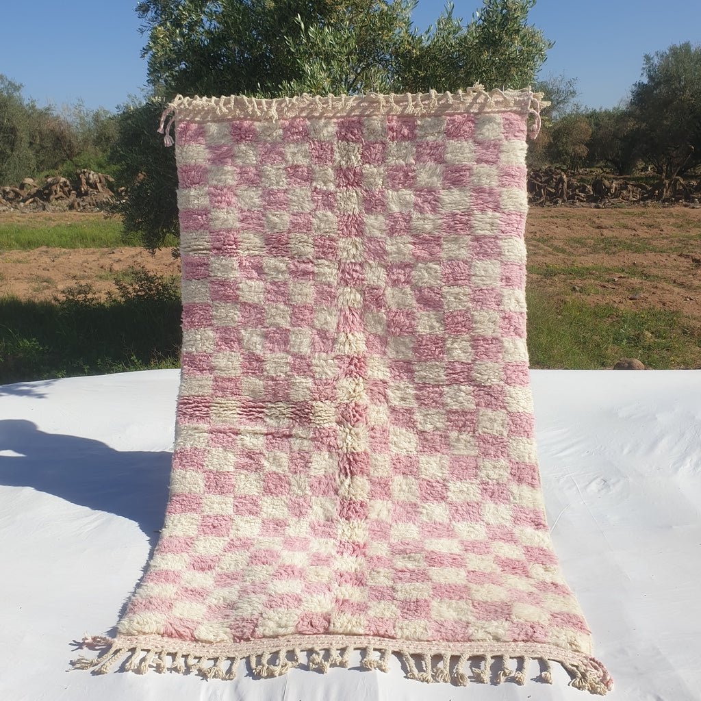 Dama | Checkered Moroccan Rug Pink Beni Ouarain | 8'5x5 Ft | 2,60x1,54 m | Handmade with 100% Authentic wool - OunizZ